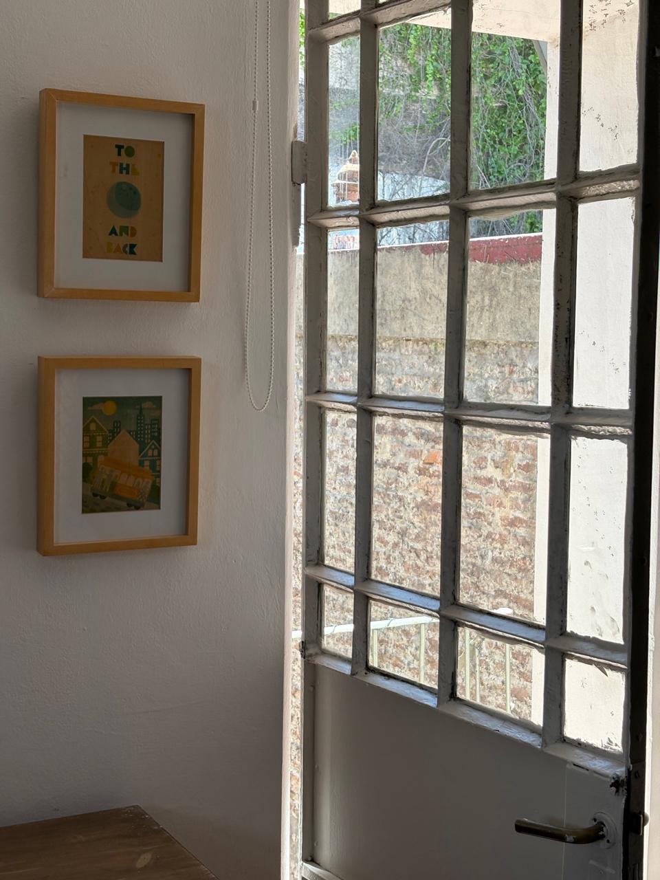 Ventana antigua y obras que conectan el interior con el jardín