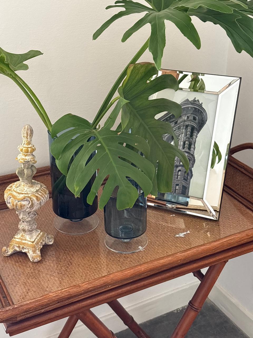 Detalle decorativo con plantas, espejo y objetos artesanales